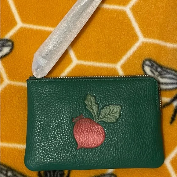 Brand New COACH Green Corner Zip Wristlet With Radish - Picture 1 of 6